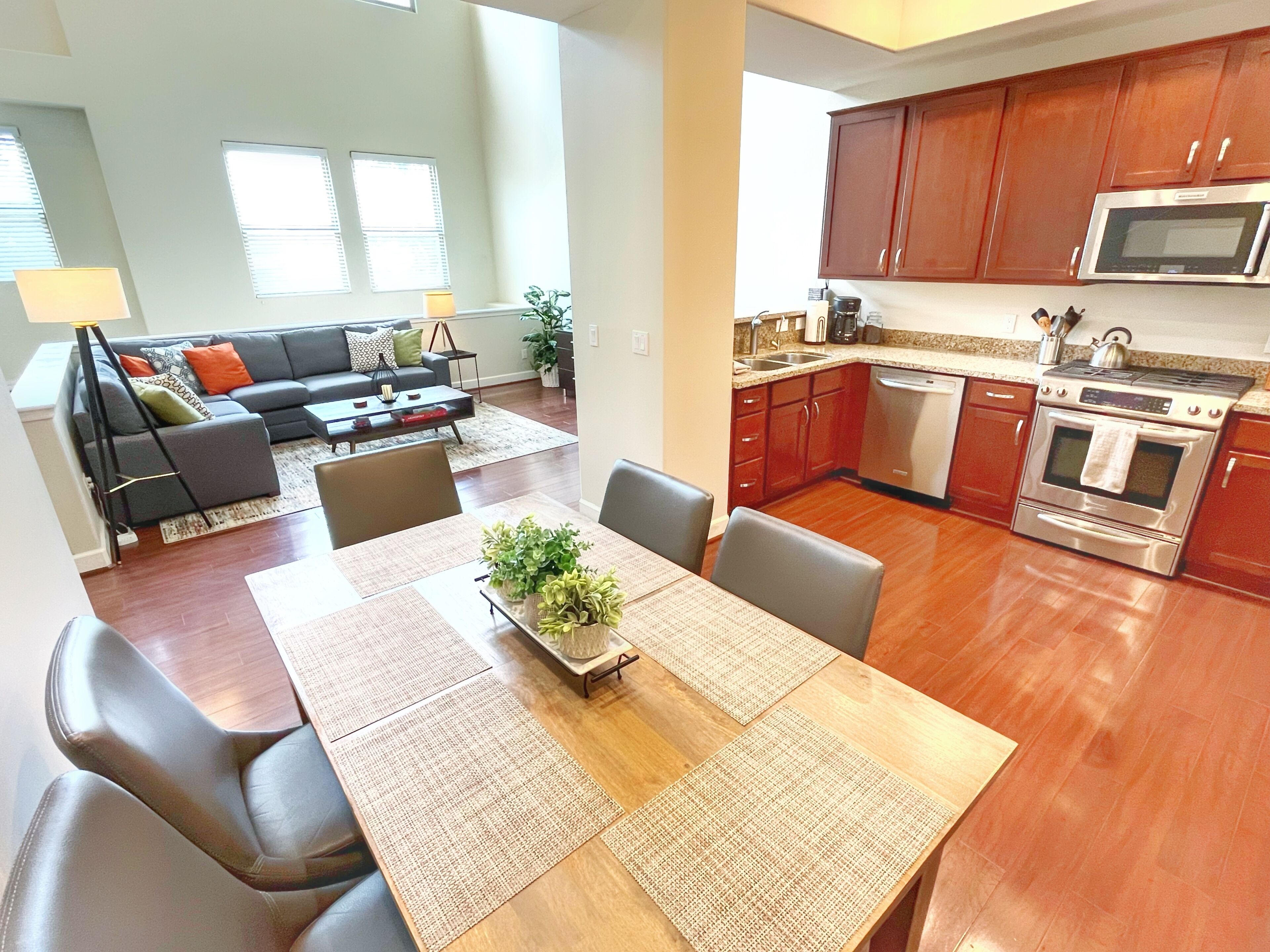 Walk to ASU/Tempe Town Lake/Mill Ave! Huge cozy townhouse w/pool in ❤️ of Tempe!