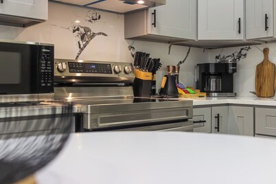 Houston Hideaway w/King Bed, Games, Prime Location