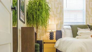 2 bedrooms, desk, iron/ironing board, WiFi