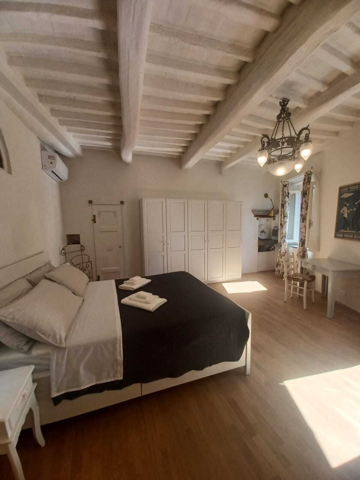 1 makuuhuone, tallelokero huoneessa, työpöytä, silitysrauta/-lauta