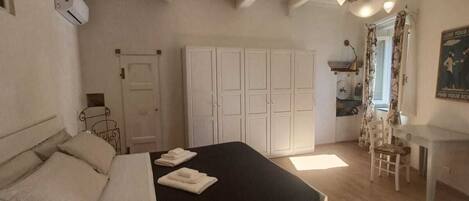 1 Schlafzimmer, Zimmersafe, Schreibtisch, Bügeleisen/Bügelbrett