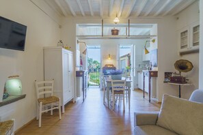 Smart TV, books - Casa Retrò: relax with flower gardens view (Lucca)