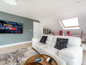 Smart TV - Windrush Court · Stunning Penthouse With River Views Near Erith Stn - Pass the Keys (Erith)