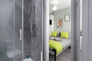 1 soverom, strykejern/-brett, wi-fi (inkludert) og sengetøy