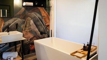 Baignoire et douche séparées, sÚche-cheveux, savon, shampoing