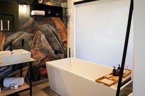 Bañera y ducha independientes, secador de pelo, jabón y champú