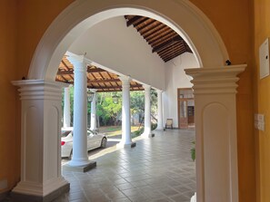 Property grounds - Villa with 7 bedrooms and WiFi, AC in enchanting Negombo felicianf@gmail.com (Daluwakituwa)