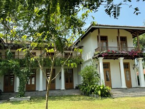 Exterior - Villa with 7 bedrooms and WiFi, AC in enchanting Negombo felicianf@gmail.com (Daluwakituwa)