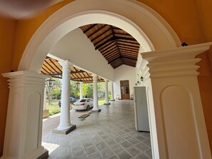 Property grounds - Villa with 7 bedrooms and WiFi, AC in enchanting Negombo felicianf@gmail.com (Daluwakituwa)