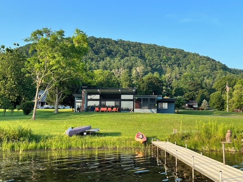 Lakefront 3-bedroom house in lower Berkshires with WiFi, AC