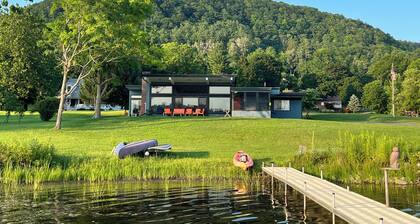 Lakefront 3-bedroom house in lower Berkshires with WiFi, AC