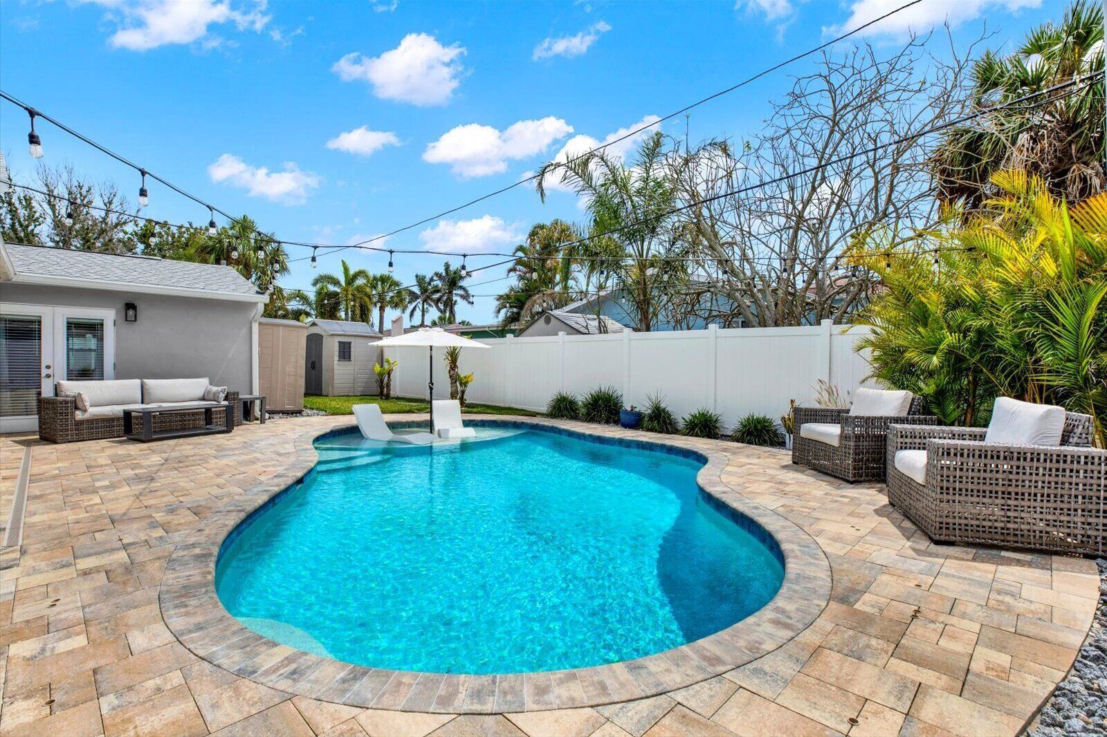 The SeaLyons - 2 blocks 2 beach! 