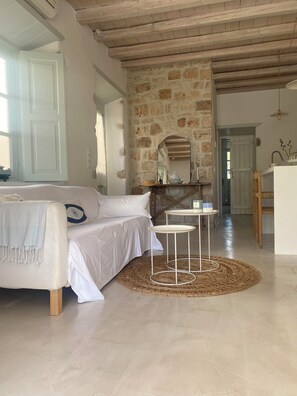 Smart TV, books, stereo - Patmos Beach Stone House, in Sapsila. Slow living on the beach. (8H66+CCW Patmos Municipality, Greece)