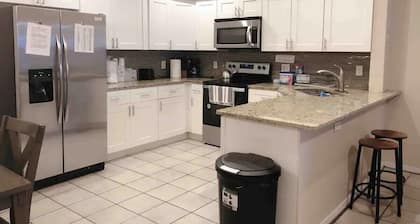 Cozy! Clean 4 Bedroom Villas in Wellington