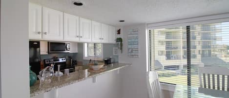 ثلاجة، ميكروويف، فرن، موقد طهي مسطح