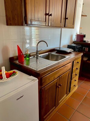 Kjøleskap, ovn, kokeplater og kaffetrakter/tekoker