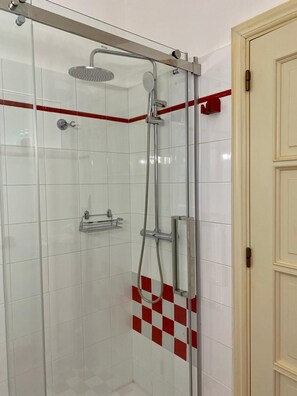Chuveiro, secador de cabelo, toalhas de banho, sabonete