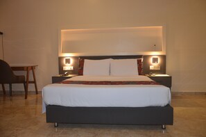 In-room safe, desk, laptop workspace, WiFi (free) - Speranza Hotel (Entebbe)