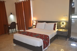 Deluxe Double Room, Lake View | In-room safe, desk, laptop workspace, free WiFi - Speranza Hotel (Entebbe)