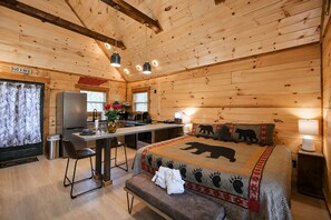 Room - Fireside Jacuzzi + Hot Tub Retreat (Sevierville)