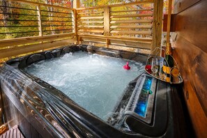 Outdoor spa tub - Fireside Jacuzzi + Hot Tub Retreat (Sevierville)