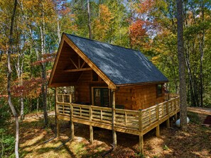 Exterior - Fireside Jacuzzi + Hot Tub Retreat (Sevierville)