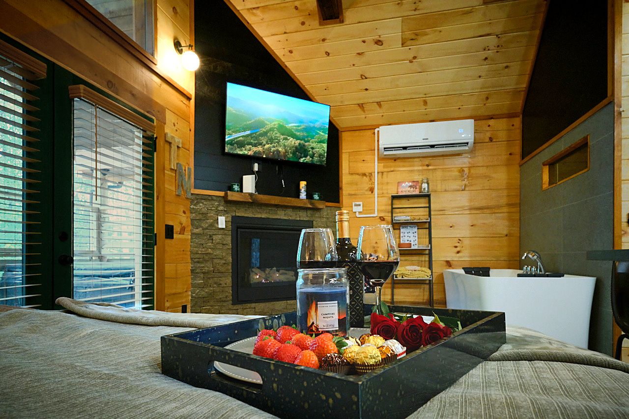 Ein gemütliches Zimmer mit Fernseher, Kamin und einer Auswahl an Snacks.