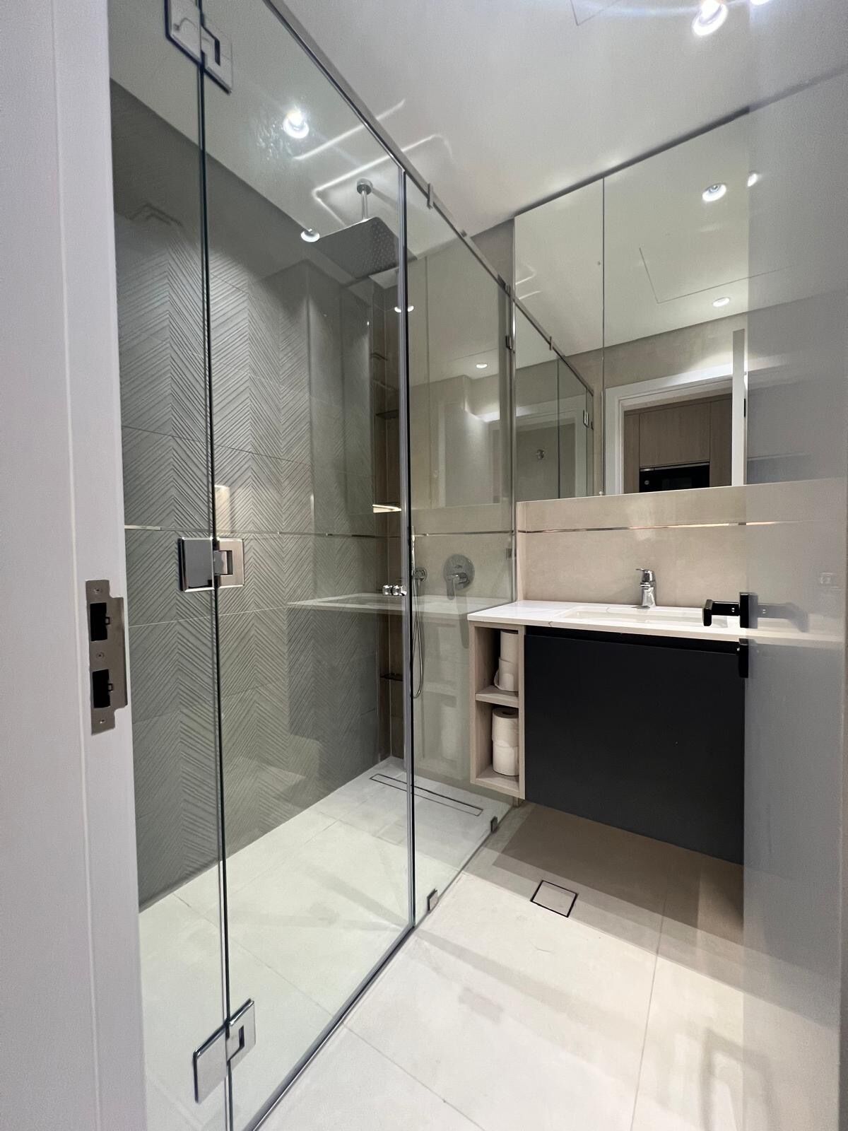 Een haardroger, zeep, toiletpapier