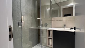 Een haardroger, zeep, toiletpapier