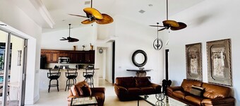 Waterfront pool home, 4 bedroom + den, game room, dock, BBQ, 7 night discount