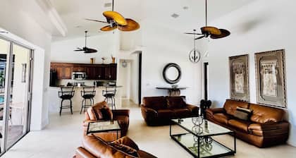 Waterfront pool home, 4 bedroom + den, game room, dock, BBQ, 7 night discount