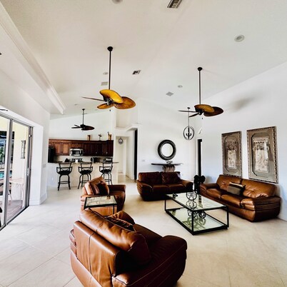 Waterfront pool home, 4 bedroom + den, game room, dock, BBQ, 7 night discount