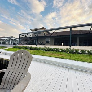 Terrace/patio - Waterfront pool home, 4 bedroom + den, game room, dock, BBQ, 7 night discount (Marco Island)