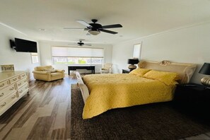 4 bedrooms, desk, WiFi, bed sheets