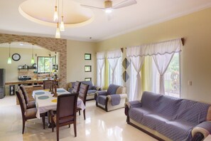 Living area - Root Wellness Arenal (La Tigra)