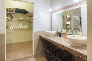 Individually furnished, free WiFi, bed sheets - Root Wellness Arenal (La Tigra)