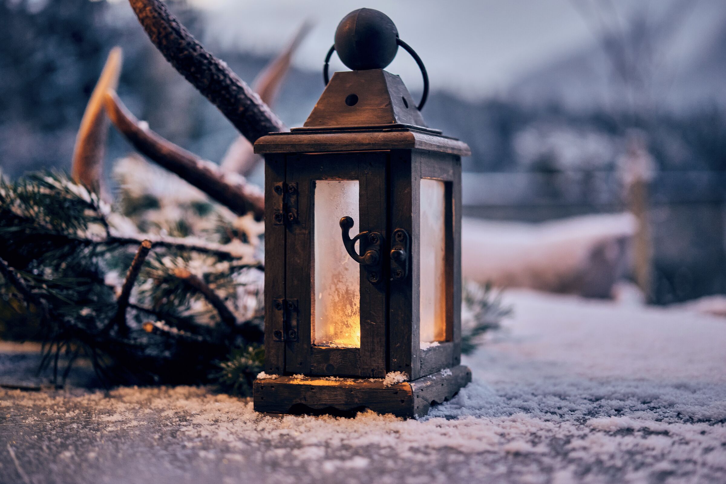 Un farol con asa sobre una superficie nevada.