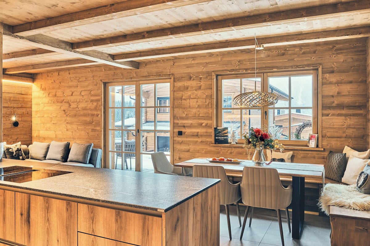 Full-size fridge, microwave, oven, stovetop