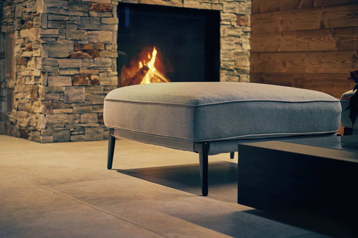 Televisión de pantalla plana, chimenea y piso con calefacción