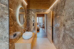 Hiustenkuivaaja, kylpytakit, tohvelit, lämmitetyt lattiat