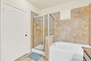 Hair dryer, towels, soap, toilet paper - First Floor Bella Piazza 3-bedroom condo close to Disney (Davenport)