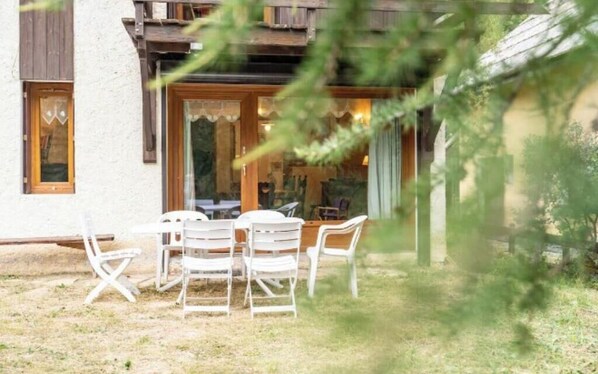 Outdoor dining - Beautiful and spacious mountain chalet in Queyras - Abriès. Pet friendly! (Abriès-Ristolas)