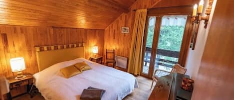 5 habitaciones, escritorio, tabla de planchar con plancha y wifi