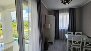 Apartment, Balkon | Wohnbereich | 90-cm-Flachbildfernseher mit Satellitenempfang