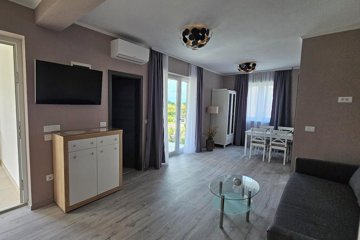 Apartamento, balcón | Zona de estar | Televisión de pantalla plana de 90 cm con canales por satélite