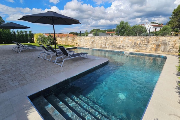 Seasonal outdoor pool, pool umbrellas, sun loungers