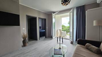 Apartment | Living area | 90-cm flat-screen TV with satellite channels