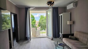 Apartment | Wohnbereich | 90-cm-Flachbildfernseher mit Satellitenempfang
