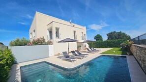 Seasonal outdoor pool, pool umbrellas, sun loungers - Apartments with Shared Pool Casa Bianca (Kanfanar)