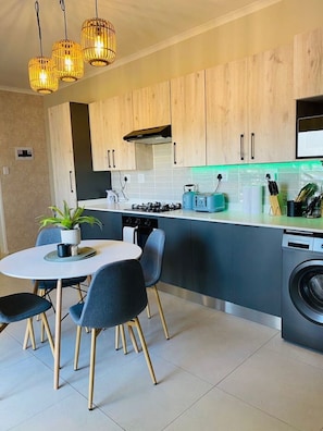 Fridge, microwave, oven, stovetop - Cozy retreat in Carlswald (Midrand)